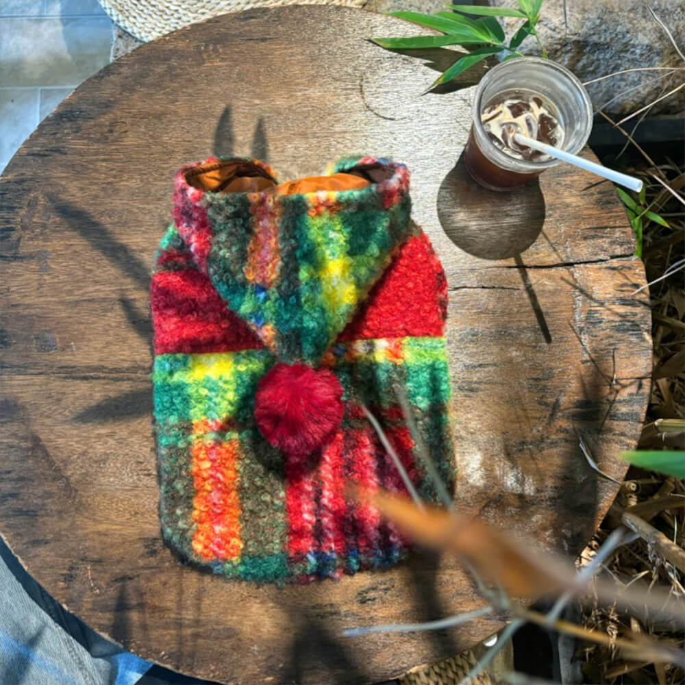 Manteau de chien à capuche chaud en laine à carreaux de Noël avec pompons