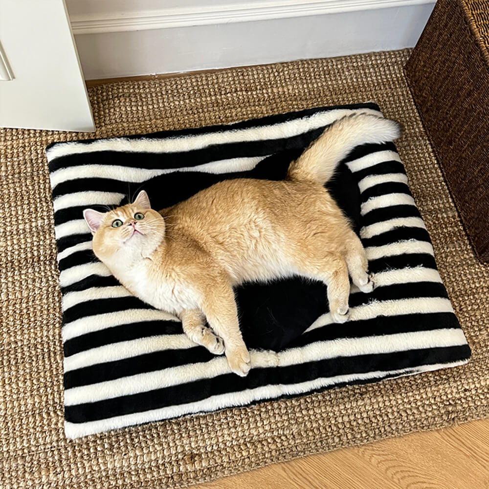 Striped Heart-Shaped Cozy Comfort Dog & Cat Mat